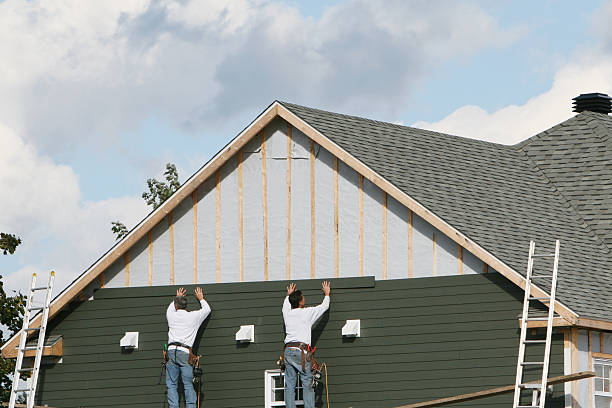 Professional Vinyl Siding technician working in Plano, IL